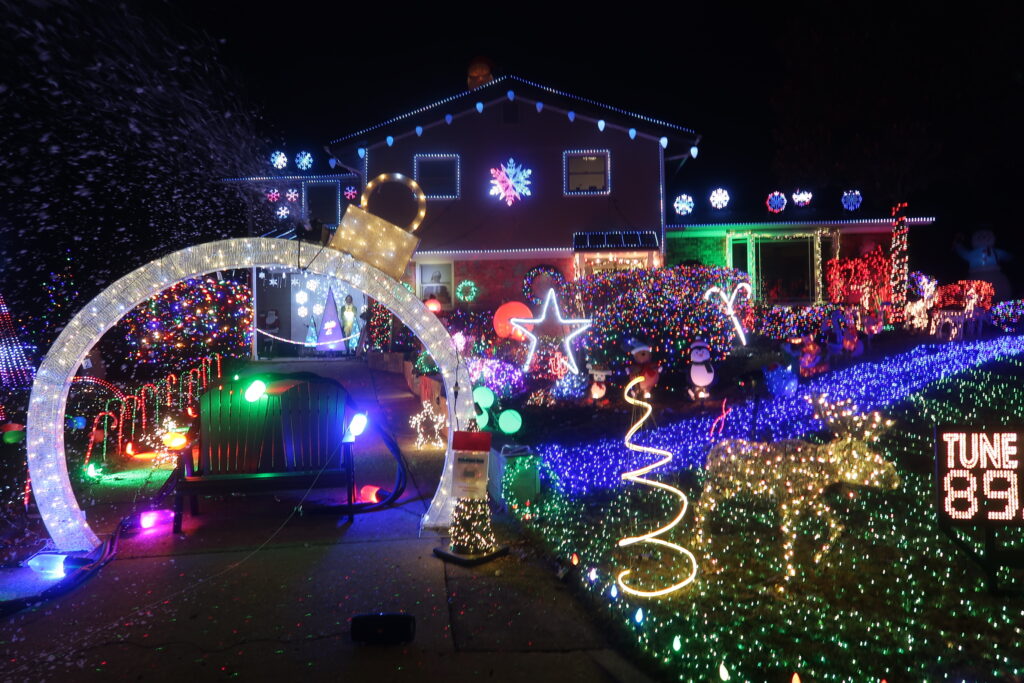 Holiday lights draw a crowd | Annandale Today